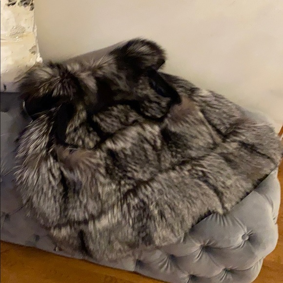 Real Silver Fox fur Vest with beautiful details - Picture 4 of 8